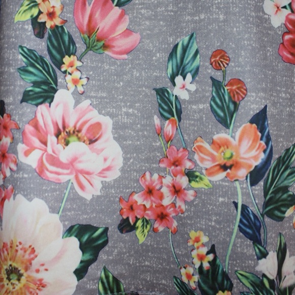 Couer DE Vague France NWT Grey VNeck Floral Top XL - Picture 7 of 7